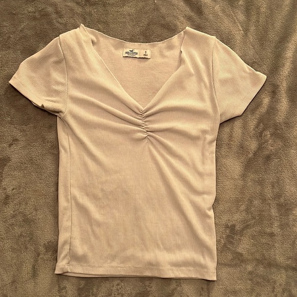 white top with a small rouch in the middle - Picture 1 of 3